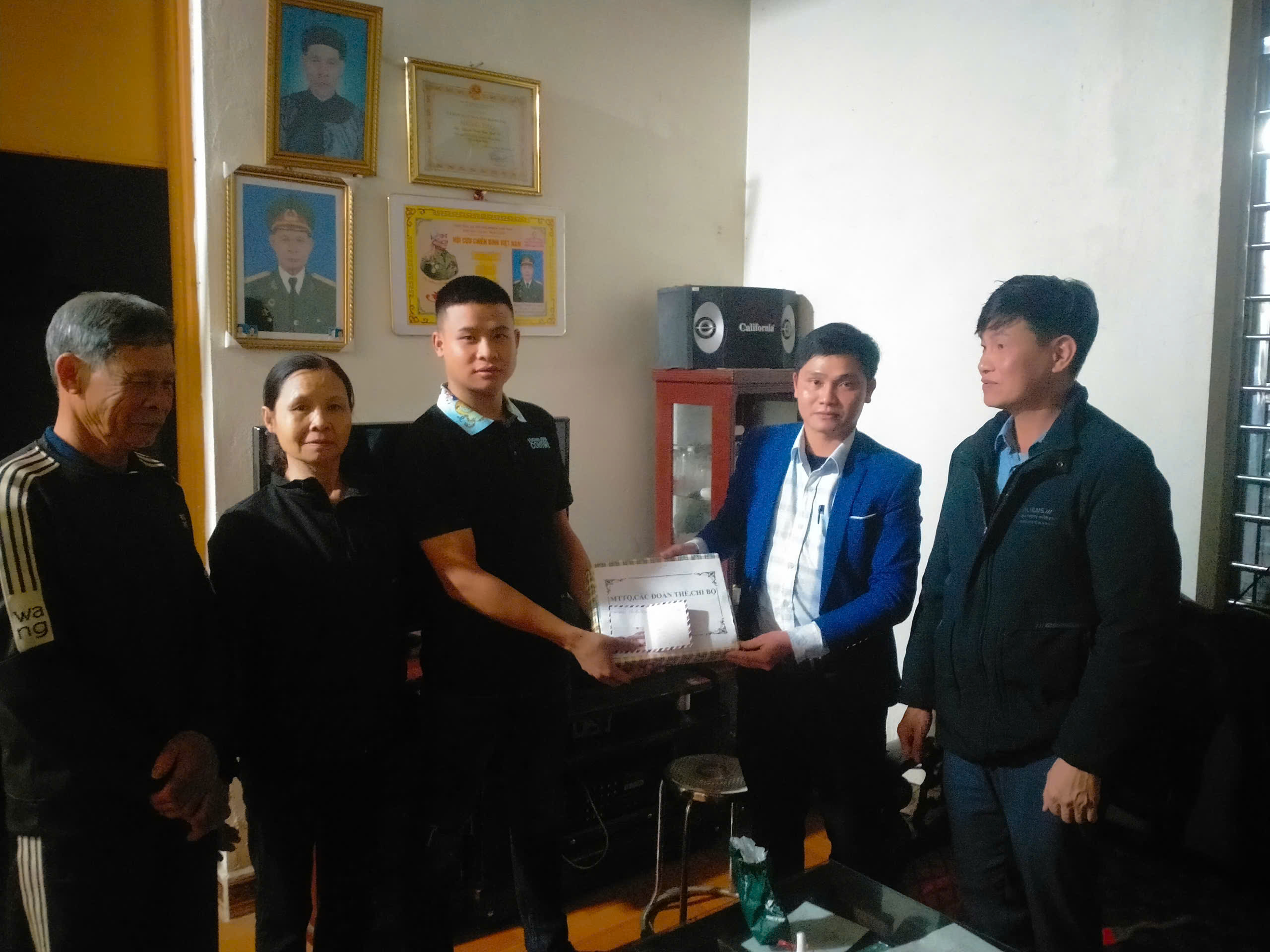 Lãnh đạo Đảng ủy, UBND, trưởng các ngành đoàn thể, chi bộ, khu dân cư thăm hỏi động viên 12 tân binh lên đường nhập ngũ năm 2025